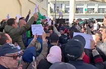 شاهد: اعتقال عشرات الصحفيين في الجزائر من قبل عناصر الأمن