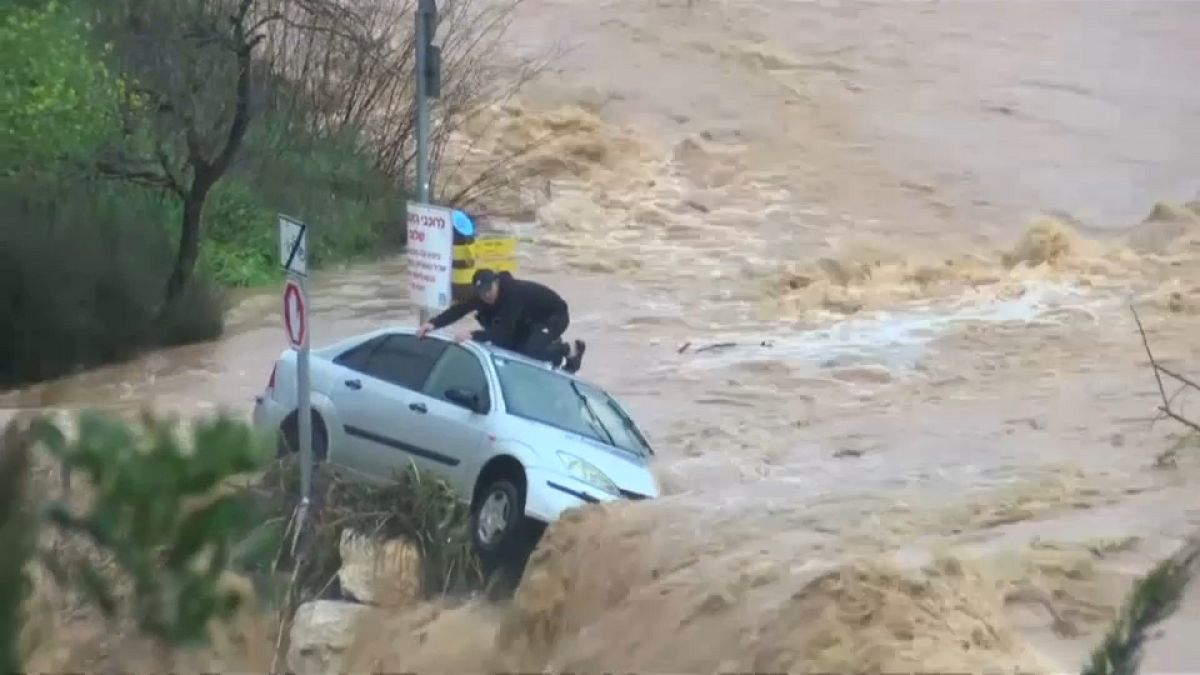 Jerusalem: Sturzflut überrascht Mann im Auto