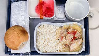 Uçak yolcusunun yemeğinden insan dişi çıktı