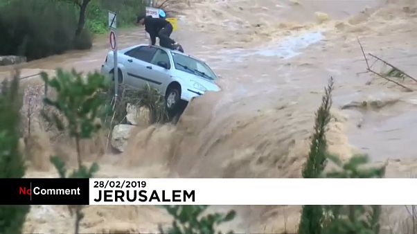 Un homme réfugié sur le toit de sa voiture secouru pendant une inondation Un homme réfugié sur le toit de sa voiture secouru pendant une inondation