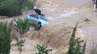 Sturzflut in Israel: Mann hängt im Auto fest