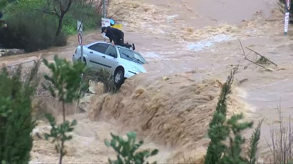 Sturzflut in Israel: Mann hängt im Auto fest Sturzflut in Israel: Mann hängt im Auto fest