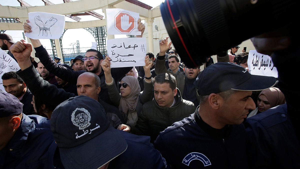 Власти Алжира задержали более 40 журналистов за акцию протеста