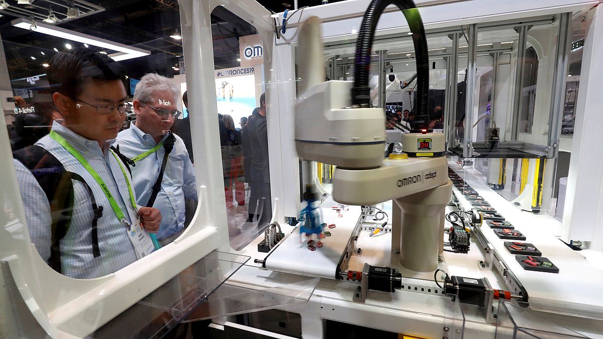 شرکت‌های آمریکایی بیش از پیش ربات را جایگزین نیروی انسانی می‌کنند