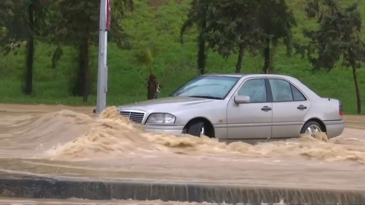 شاهد: فيضانات مفاجئة في الأردن تشل حركة السير في عمّان