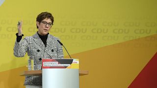 زعيمة الحزب الحاكم بألمانيا تنتقد الاشتراكيين بشأن حظر الأسلحة للسعودية