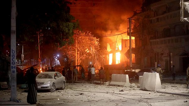 Al Shabaab ataca hotel no centro de Mogadíscio Al Shabaab ataca hotel no centro de Mogadíscio