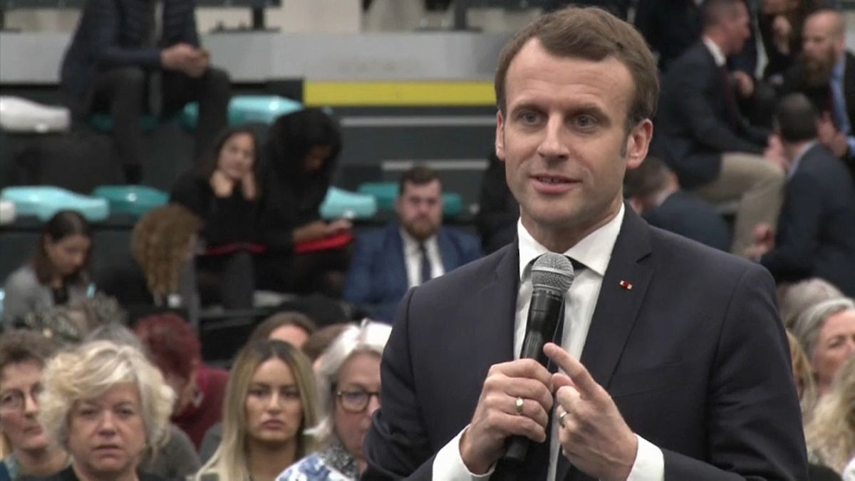 Une "gilet jaune" offre un cadeau embarrassant pour Emmanuel Macron 