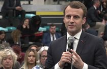 Une "gilet jaune" offre un cadeau embarrassant pour Emmanuel Macron
