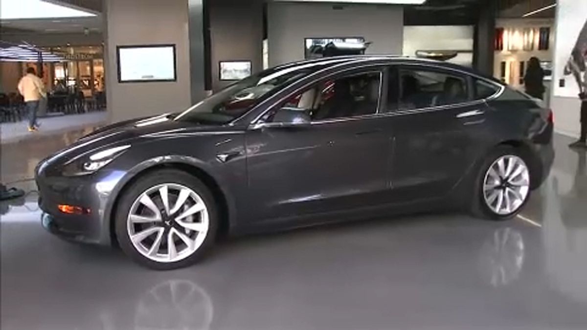 Tesla переводит в онлайн продажу Model 3