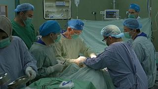 شاهد: أطباء متطوعون من فرنسا يساعدون المصابين الفلسطينيين في غزة 