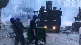 من مواجهات بين الشرطة ومحتجين في الجزائر