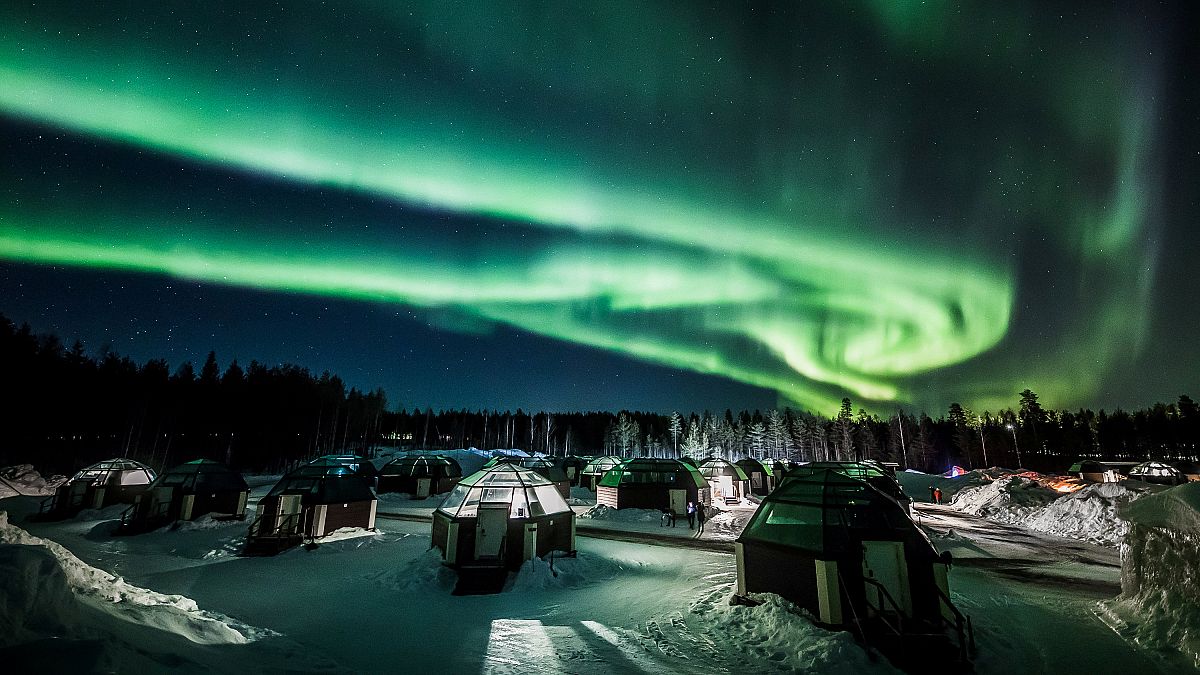 عرض "الأضواء الشمالية" يضيء سماء فنلندا بالألوان الزاهية