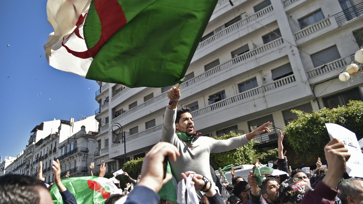  درگیری پلیس با تظاهرکنندگان درالجزایر دهها زخمی برجای گذاشت
