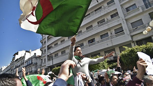 درگیری پلیس با تظاهرکنندگان درالجزایر دهها زخمی برجای گذاشت درگیری پلیس با تظاهرکنندگان درالجزایر دهها زخمی برجای گذاشت