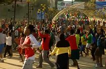 Spor salonuna parası yetmeyen yüzlerce Etiyopyalı meydanlarda terliyor