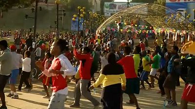 Spor salonuna parası yetmeyen yüzlerce Etiyopyalı meydanlarda terliyor