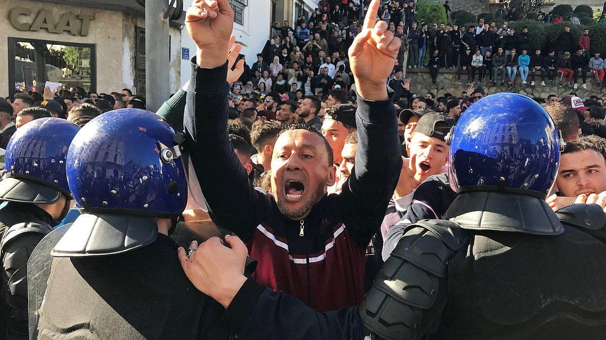 Cezayir'de on binler Buteflika'nın 5. dönem adaylığını protesto etti