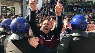 Cezayir'de on binler Buteflika'nın 5. dönem adaylığını protesto etti