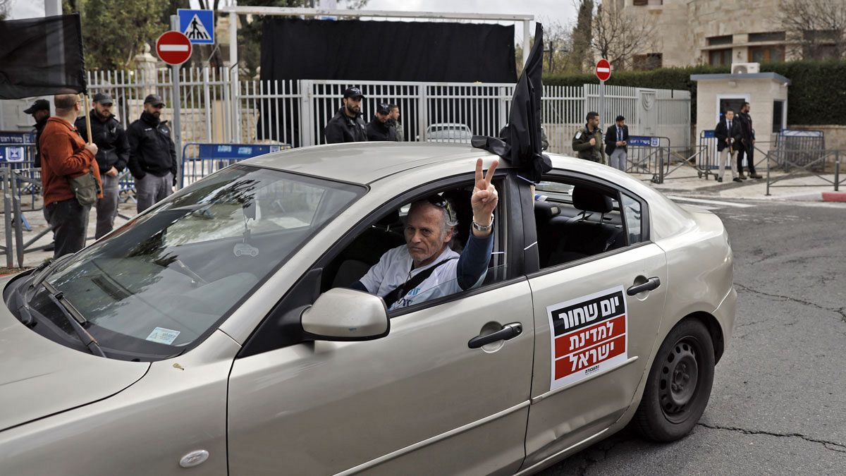 خودروهای «پرچم مشکی» خواستار کناره‌گیری نتانیاهو شدند