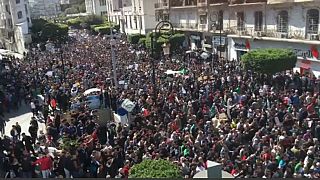 Algeria: migliaia in piazza contro Bouteflika