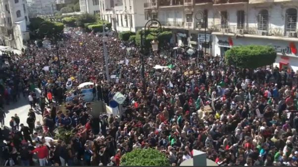 Αλγέρι: Στους δρόμους οι νέοι κατά του Μπουτεφλίκα Αλγέρι: Στους δρόμους οι νέοι κατά του Μπουτεφλίκα