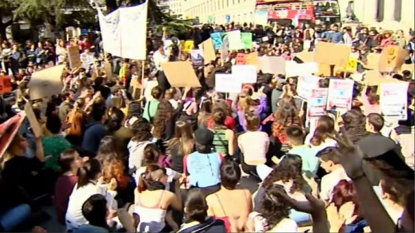 Estudiantes españoles se unen al movimiento contra el cambio climático Estudiantes españoles se unen al movimiento contra el cambio climático