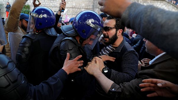 Αλγέρι: Πολιτική αλλαγή ζητούν οι πολίτες Αλγέρι: Πολιτική αλλαγή ζητούν οι πολίτες