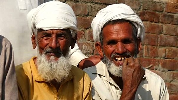 من سكان قرية ثاتا ديلوان الباكستانية من سكان قرية ثاتا ديلوان الباكستانية
