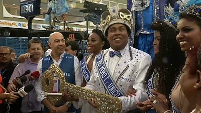 Le "roi Momo" a donné le coup d'envoi du carnaval de Rio