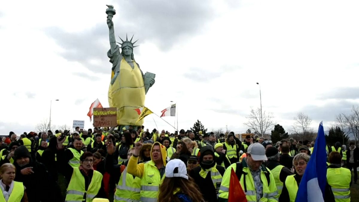 جلیقه زرد برای مجسمه آزادی در شهر کلمار فرانسه