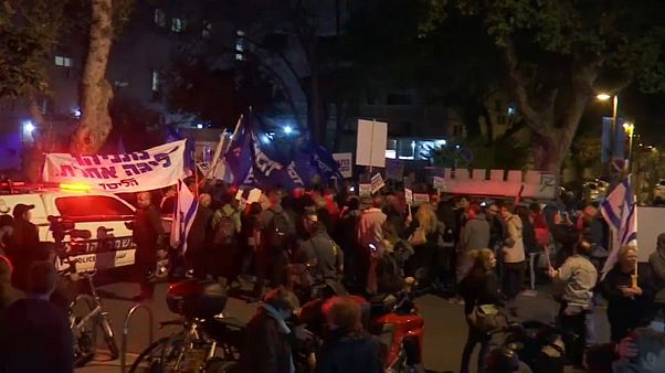 Tel Aviv, proteste pro e contro Netanyahu Tel Aviv, proteste pro e contro Netanyahu