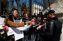 تواصل الاحتجاجات في الجزائر في يوم تقديم الرئيس بوتفليقة ترشحه للولاية5