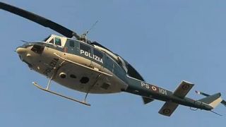 Olasz rendőrségi helikopter az elfogás helyszíne fölött