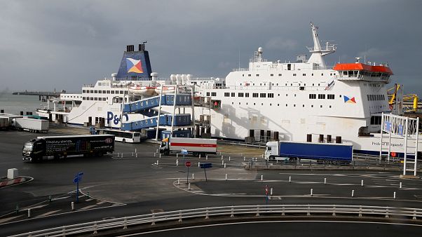 Calais: migranti tentano di attraversare la Manica Calais: migranti tentano di attraversare la Manica