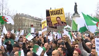 Miles de argelinos piden el fin de la era de Buteflika