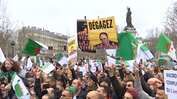 Manifestazioni contro Bouteflika anche a Parigi e Londra Manifestazioni contro Bouteflika anche a Parigi e Londra