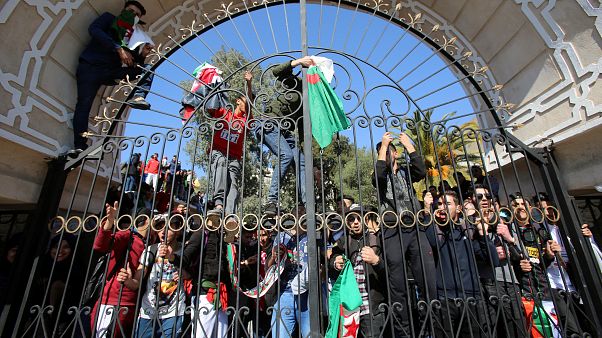 تظاهرات دانشجویان در یکی از دانشگاههای الجزیره، پایتخت الجزایر تظاهرات دانشجویان در یکی از دانشگاههای الجزیره، پایتخت الجزایر