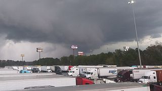 Usa: Alabama piegata dai tornado, decine le vittime