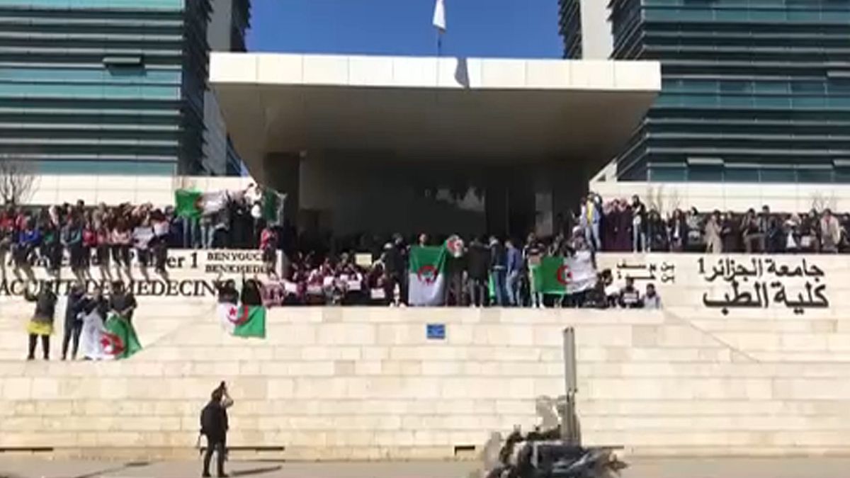 Manifestações na Argélia contra recandidatura de Abdelaziz Bouteflika