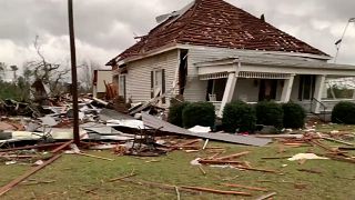 Tornado mata dezenas de pessoas nos EUA
