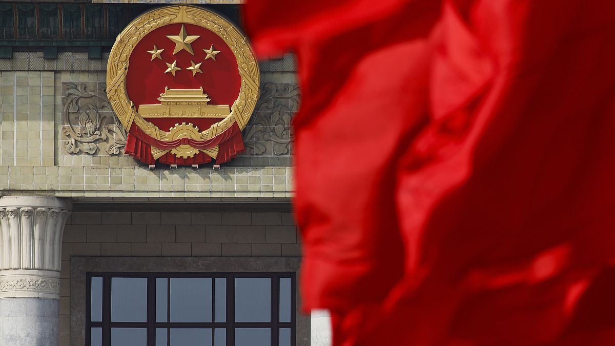 العلم الصيني أمام مجلس الشعب في بكين