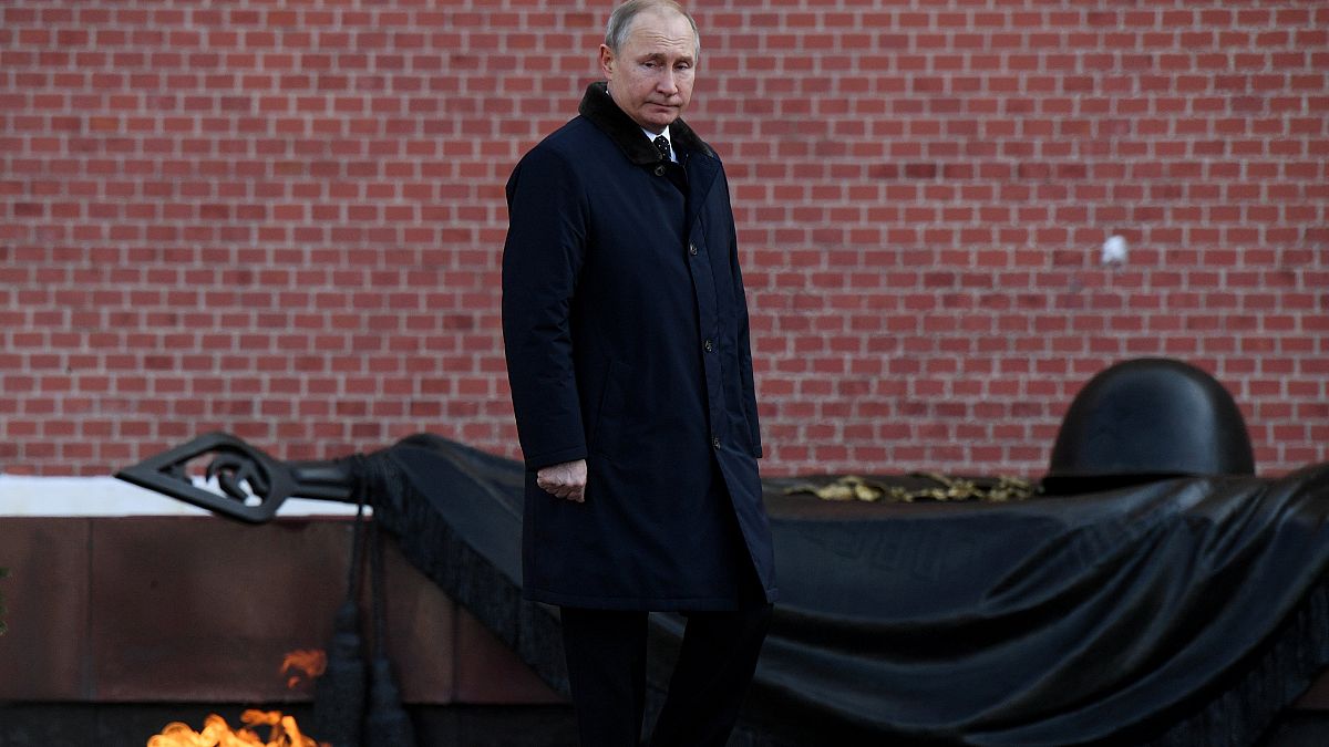 Путин теряет влияние в глазах россиян, российская армия непоколебима