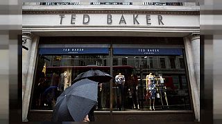 Гендиректор Ted Baker уволился из-за обвинений в "принуждении к объятьям"