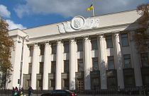 Un año más sanciones a doce personas por malversación en Ucrania