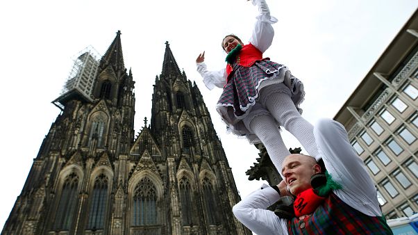 Rosenmontagsumzüge am Rhein finden trotz Sturmtief "Bennet" statt Rosenmontagsumzüge am Rhein finden trotz Sturmtief "Bennet" statt