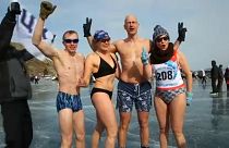 Rusya'nın Baykal Gölü'nde mayolu buz pateni yarışı nefes kesti