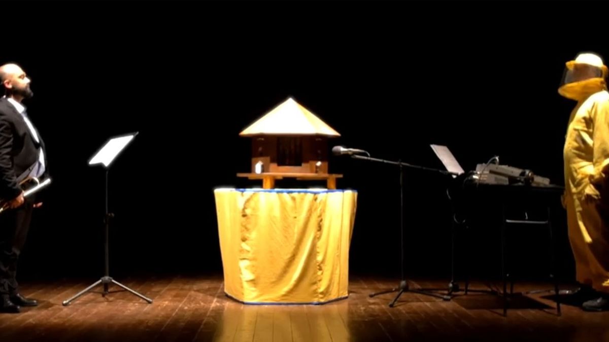 Il trombettista italiano che duetta sul palco con un'arnia di api 