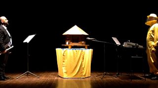 Il trombettista italiano che duetta sul palco con un'arnia di api