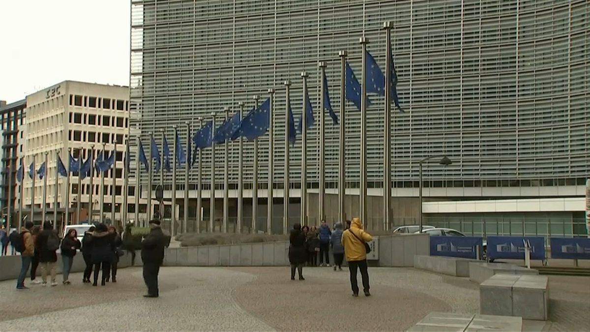 Comissão Europeia vai responder a campanha difamatória da Hungria